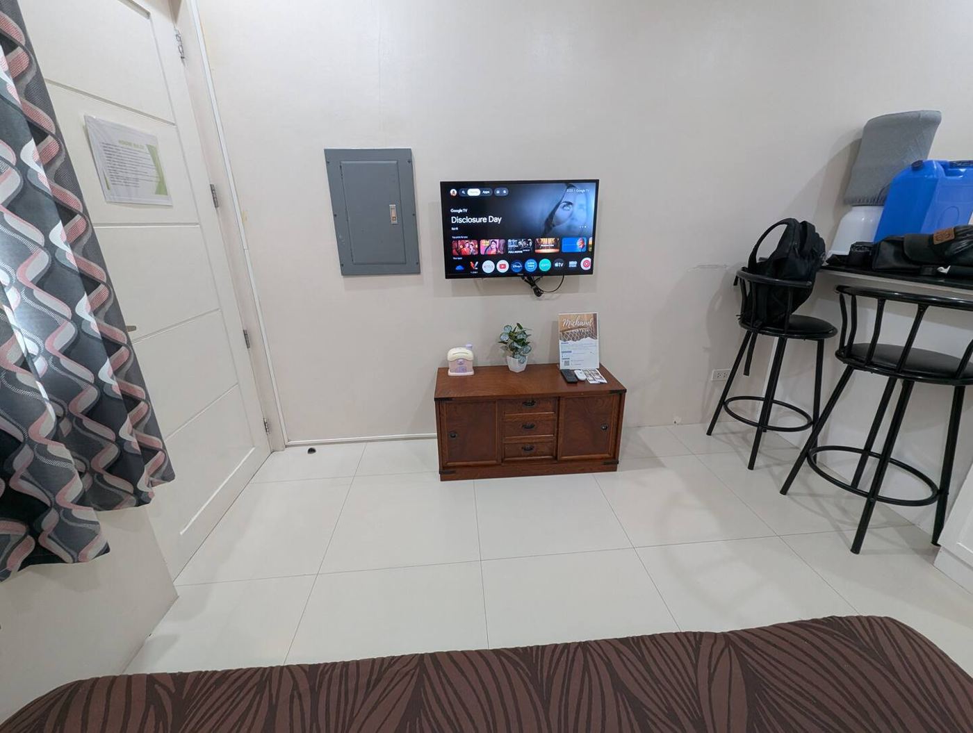 Living area with wall-mounted TV
